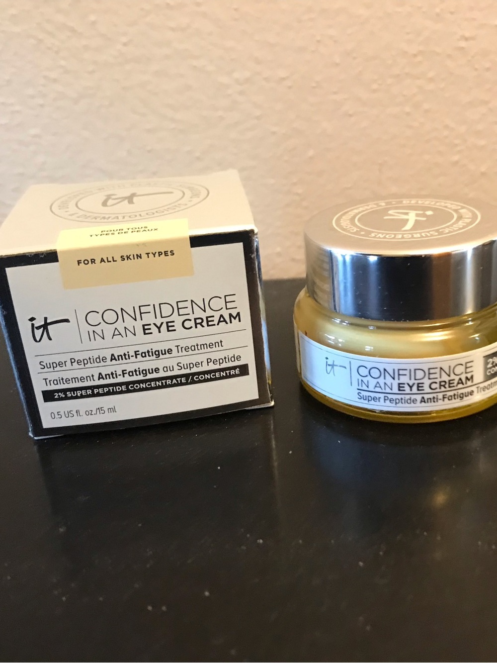 it cosmetics Confidence In An Eye Cream - gold and silver jar